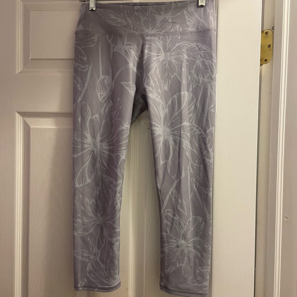 Fabletics PowerHold Salar Capri Leggings Gray Floral Print Size S Activewear